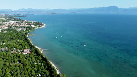 crucero en barco por el lago de agua dulce más grande de italia, el lago garda.