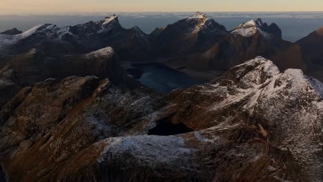 Vista-Aérea-Del-Hermoso-Paisaje-De-La-Montaña-Nevada-De-Noruega-Durante-El-Invierno