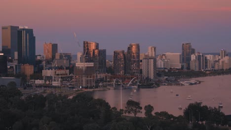 australia - puesta de sol de la ciudad de perth. río cisne