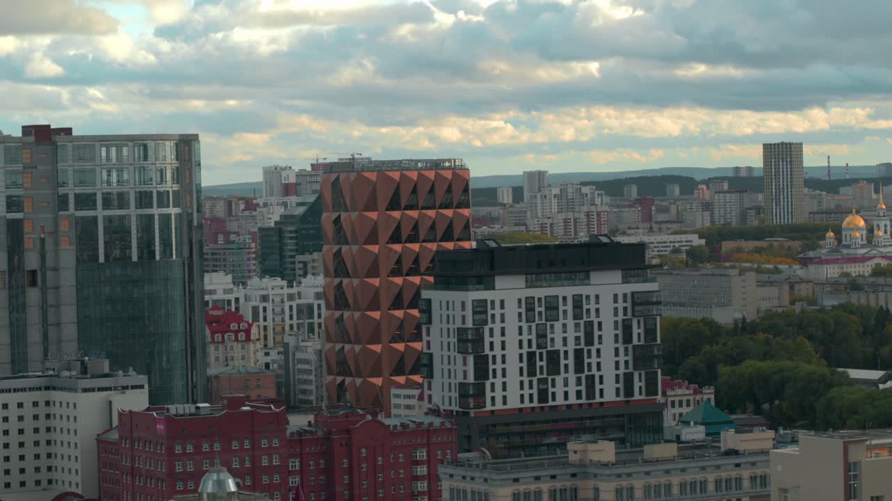 paisaje urbano con edificios modernos e históricos