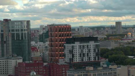 paisaje urbano con edificios modernos e históricos