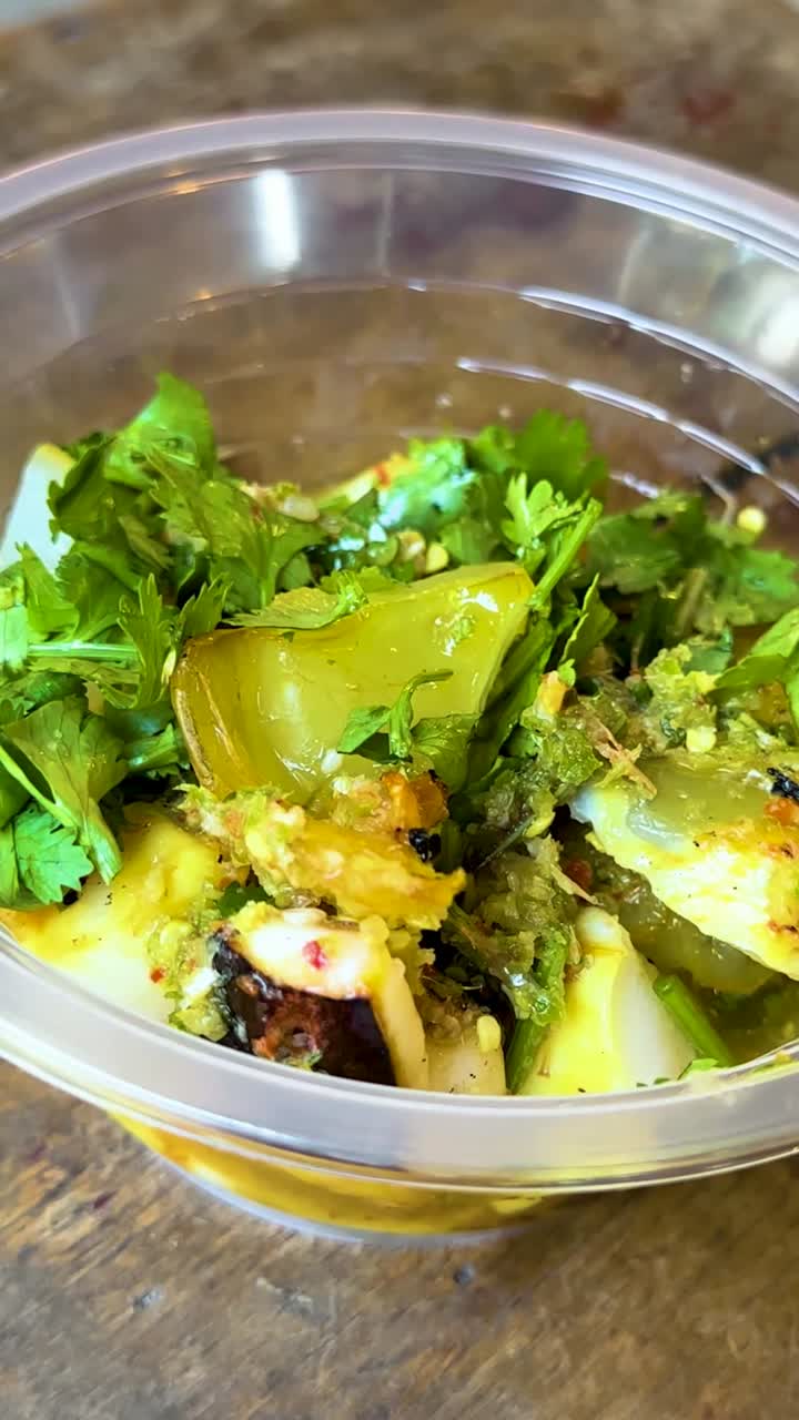 방 시장 에서 제공 되는 맛있는 매운 오징어