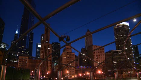 horizonte del centro de chicago por la noche desde el parque del milenio 1
