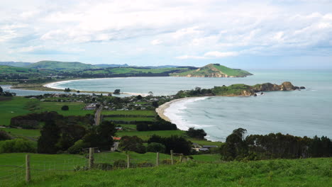 vista estática de la zona de playa rural de karitane en dunedin en un día nublado, nueva zelanda