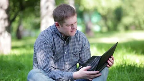 Businessman-working-in-the-park