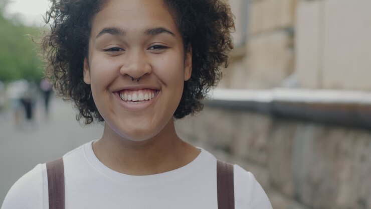 Portrait d'une adolescente souriante