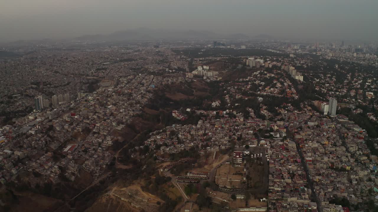 Paesaggio urbano di La Enramada a Città del Messico, Volo aereo a volo d'uccello