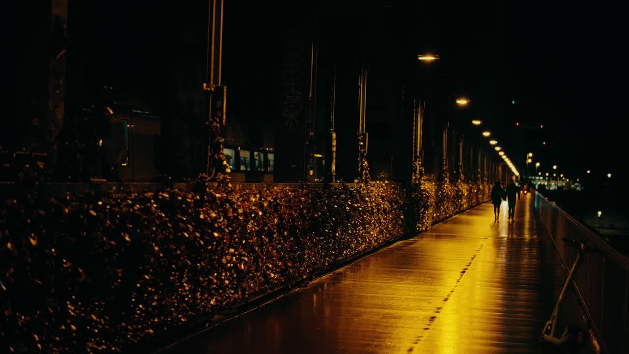 puente de colonia por la noche gente caminando bajo la lluvia