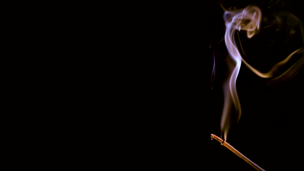 un incienso se quema y fuma.