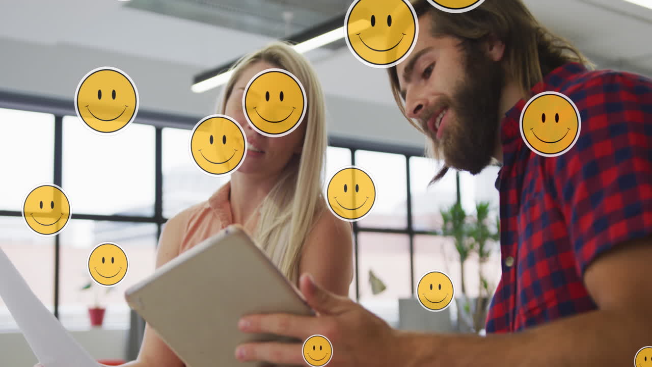 animación de iconos de los medios sobre empresarios caucásicos que usan tablets