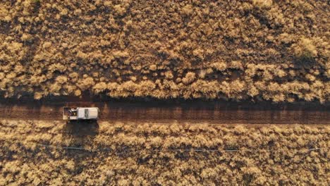 Landcruiser-Está-Conduciendo-A-Través-Del-Interior-De-Australia-Disparado-Con-Un-Dron