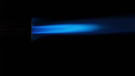 la iluminación de gas azul del quemador. cerca. el fondo negro.