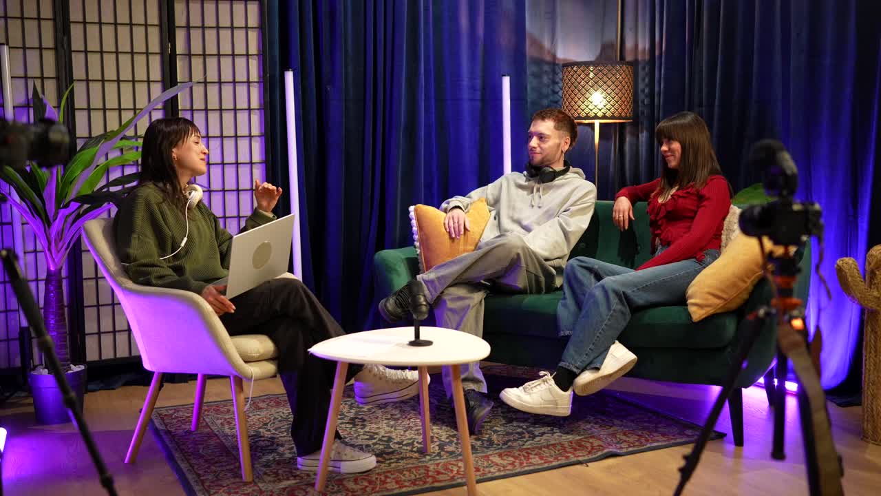 Unge voksne spiller inn et podcastintervju i et moderne studio