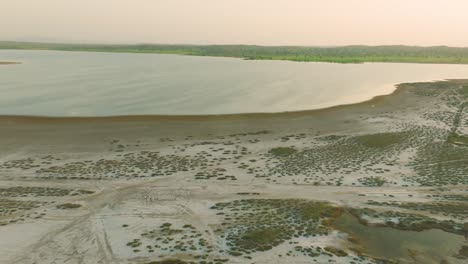 vista aérea de las costas arenosas de rann de kutch tharparkar en sindh, pakistán