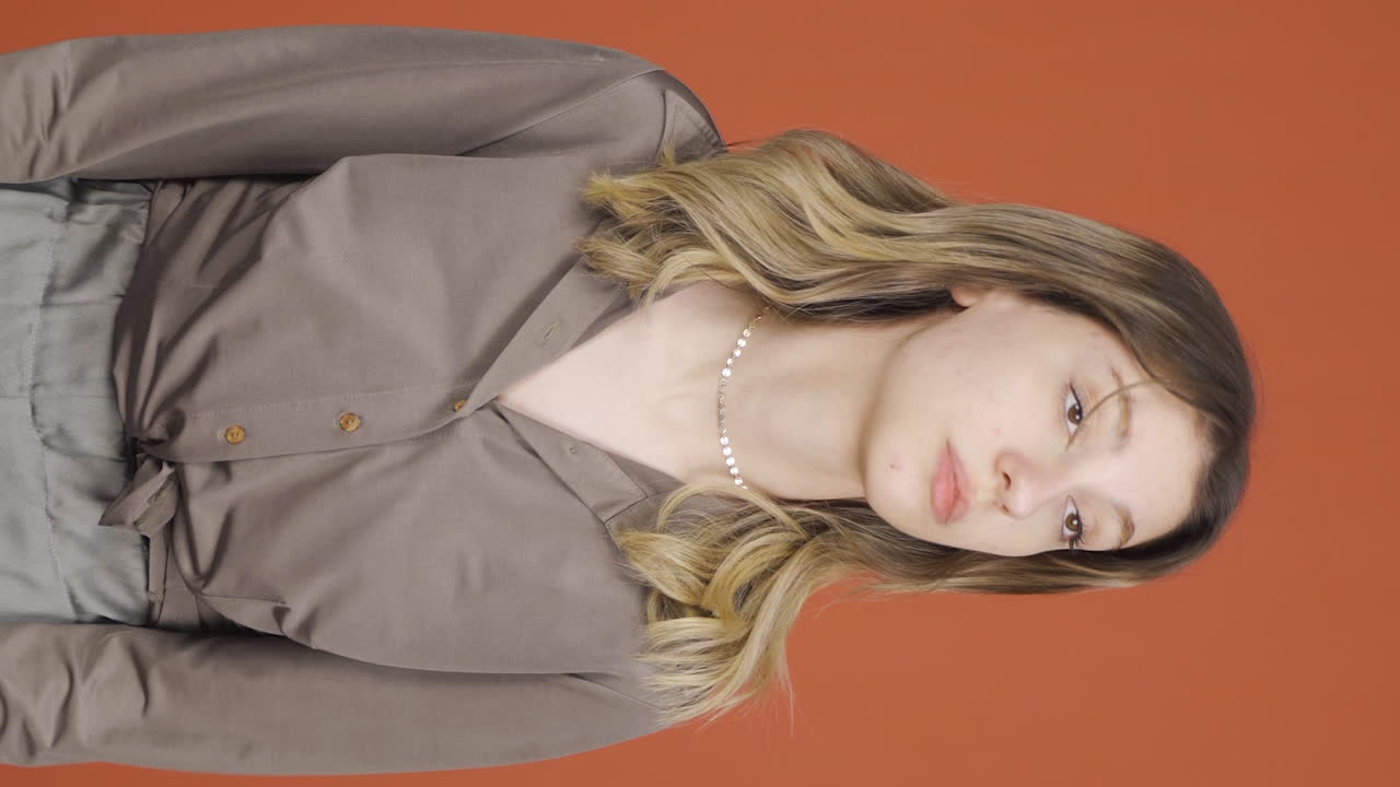 피곤해 보이는 젊은 여성의 수직 비디오.