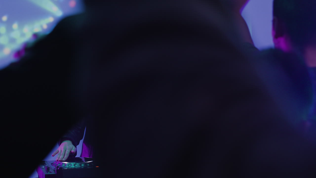 dj trabajando en la discoteca