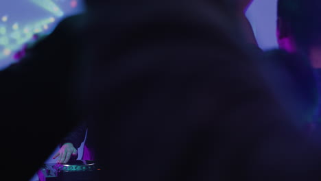 디스코에서 일하는 dj