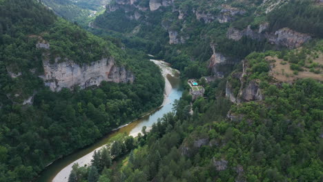 Vista-Aérea-Del-Cañón-Y-El-Bosque-De-Las-Gargantas-Del-Tarn,-Francia.-Castillo-De-La-Caze