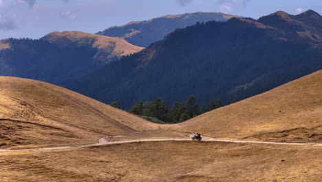 toma cinematográfica de un hombre en bicicleta en la región montañosa de nepal pikeypeak adventure 4k