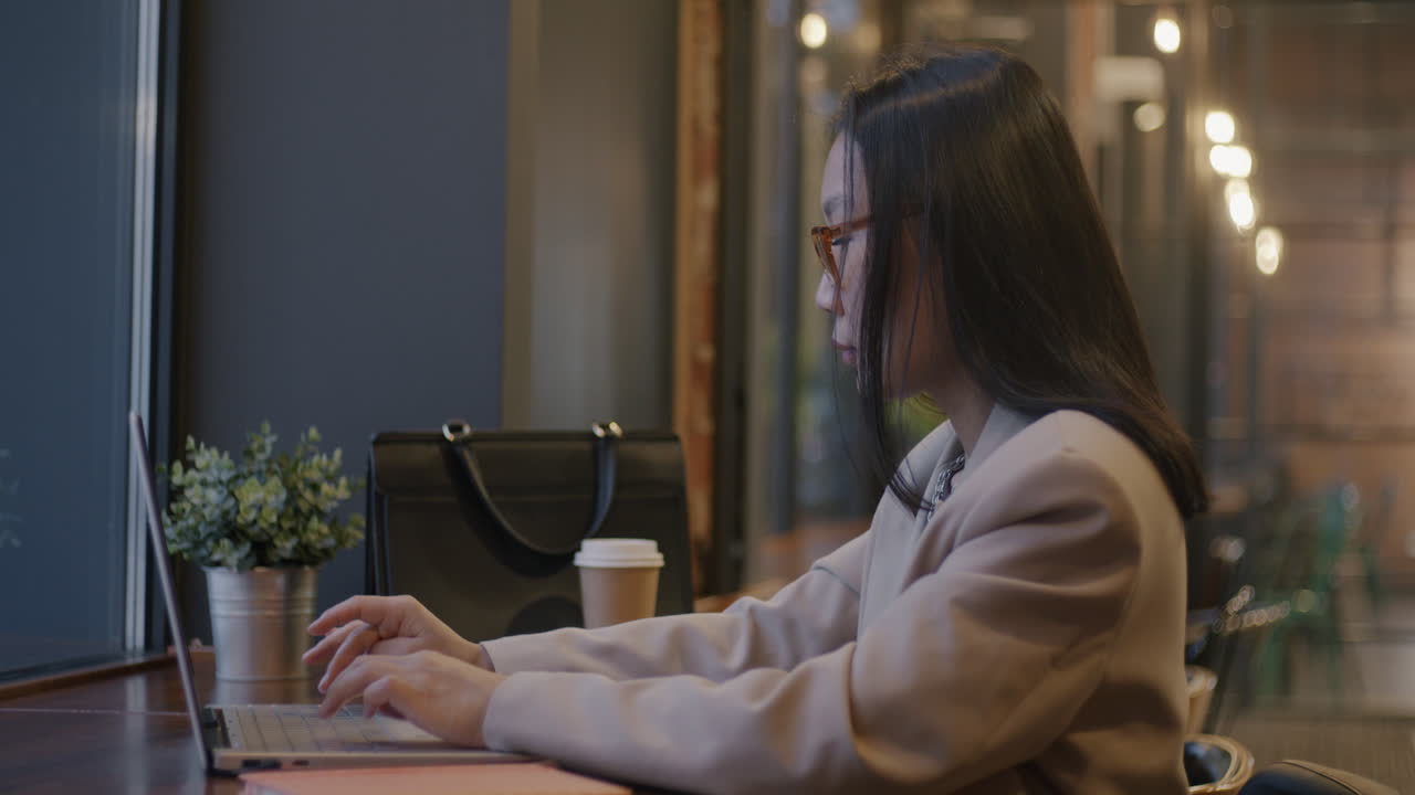 커피에서 노트북으로 일하는 여자