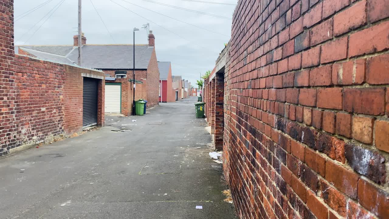 영국 선들랜드 에 있는 쓰레기통 이 있는 뒷 골목