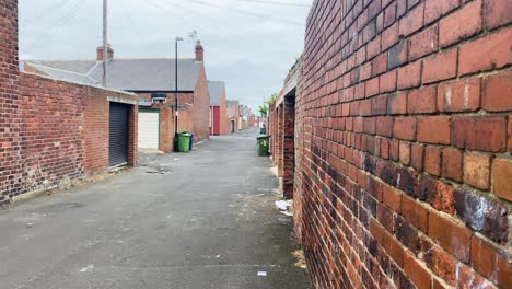 callejón trasero con contenedores en sunderland, reino unido