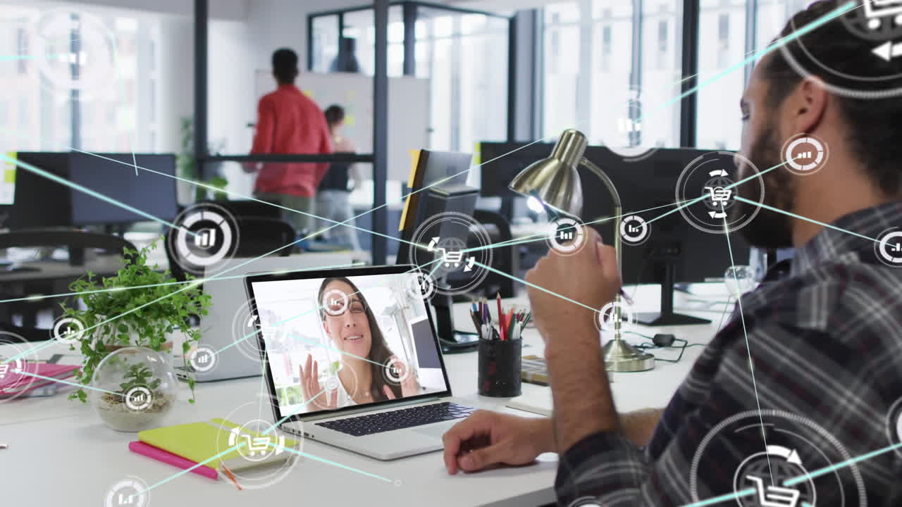animación de iconos conectados a través de diversos compañeros de trabajo que comparten ideas en una llamada de video en una computadora portátil