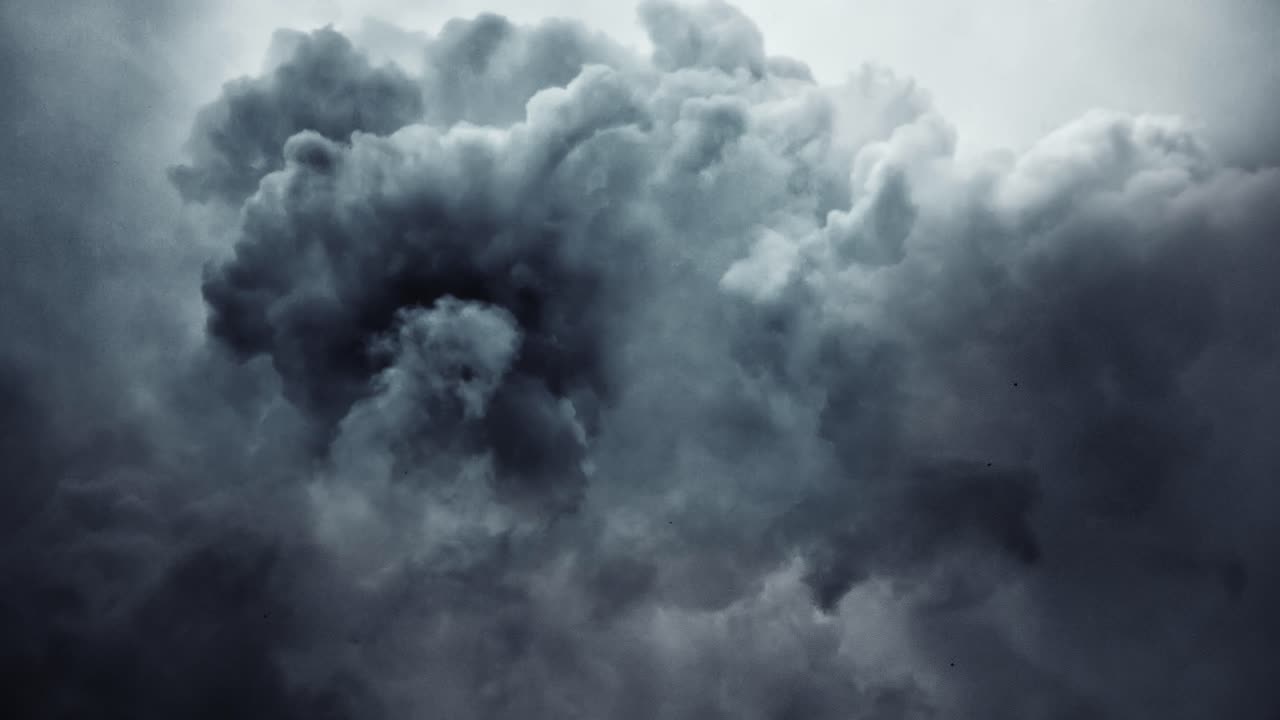 폭풍우 치는 하늘의 번개 4k