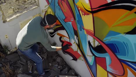 artista de graffiti pintando con spray de aerosol 4k