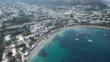 foto de avión no tripulado de la bahía y la playa de bodrum con barcos estacionados en aguas azules, riviera turca