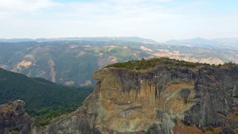 pedra do bau en el mosaico de mantiqueira en brasil, revelación de extracción aérea suave