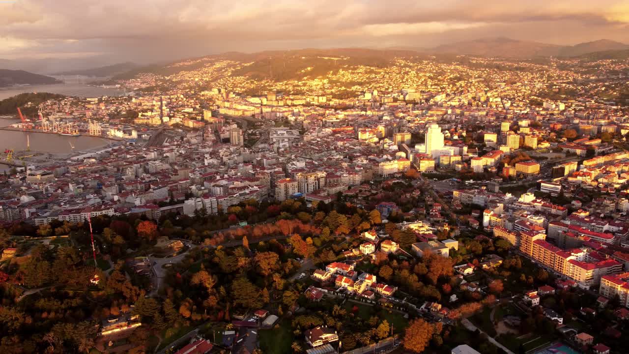 Vista aerea panoramica al tramonto della città di Vigo, regione della Galizia, Spagna, sull'Oceano Atlantico.