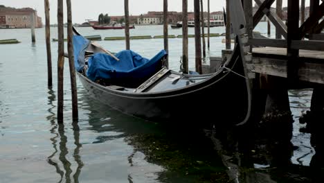 Traditional-gondola-boat-parked-on-grand-canal-in-Venice,-Italy