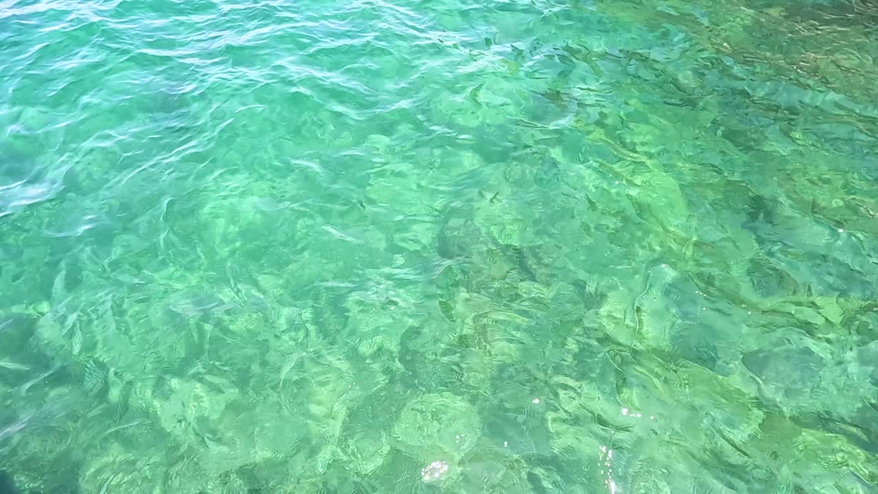 눈에 보이는 바다 바닥과 함께 결정적으로 은 물