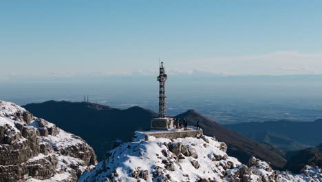 몬테 레세고네 (monte resegone) 의 눈 인 봉우리에 있는 타 세르메나티 (punta cermenati) 의 십자가의 공중 사진