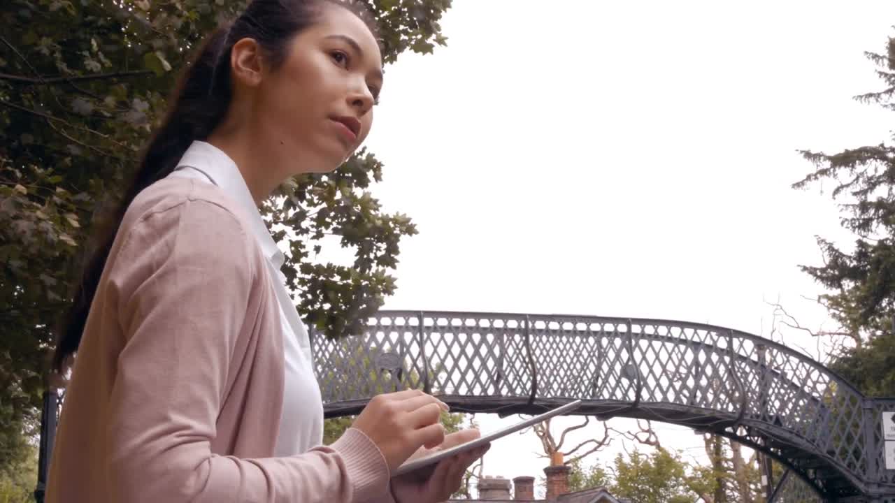 mujer de negocios usando una tableta en la plataforma del tren