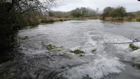 Schnell-Fließender-Fluss,-Der-über-Felsen-Stürzt-Und-Einen-Hohen-Wasserstand-Kurz-Vor-Der-Flut-Aufweist