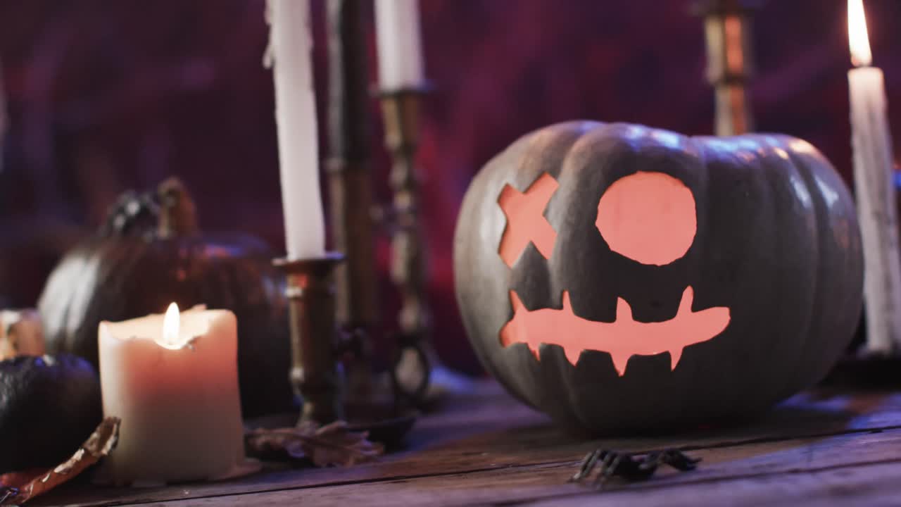 video de calabaza tallada de halloween, velas y humo con espacio de copia sobre fondo púrpura