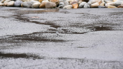 Regen-Fällt-Auf-Den-Bürgersteig