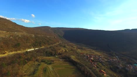 Panoramablick-Crni-Kal-Hügel-Mit-Pflanzen,-Felsen-In-Kopper-Slowenien