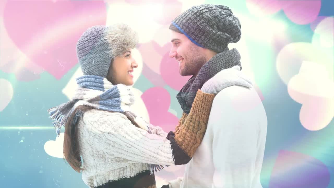 pareja feliz en ropa de invierno sonriendo el uno al otro