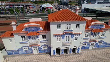 antigua estación de tren de aveiro con las típicas baldosas azulejos azules. portugal