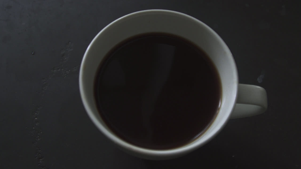 아침에 내린 신선한 다크 로스트 커피 한 잔