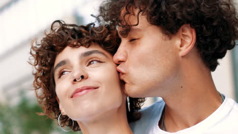 una pareja feliz besándose.