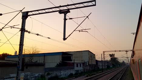 El-Tren-De-Pasajeros-Que-Circula-Por-La-Vía-A-Primera-Hora-De-La-Mañana-Se-Toma-Un-Video-En-La-Estación-De-Tren-De-Nueva-Delhi-El-4-De-Agosto-De-2022