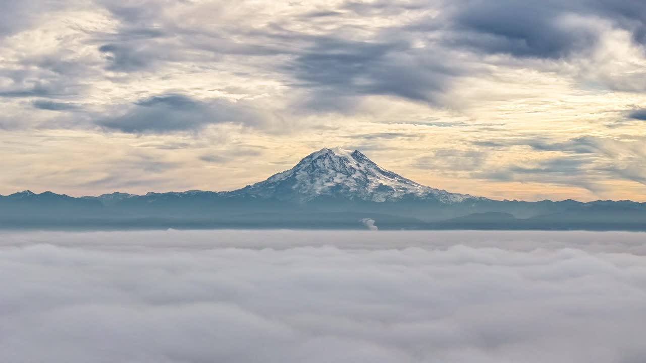 미국 워싱턴에서 저녁에 마운트 레니어 (mount rainier) 위와 앞에 움직이는 구름