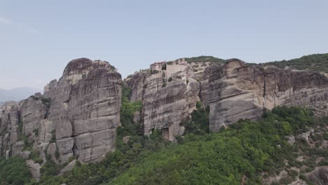 Amplia-Toma-Aérea-Del-Monasterio-De-Varlaam-Sobre-El-Monolito-De-Roca