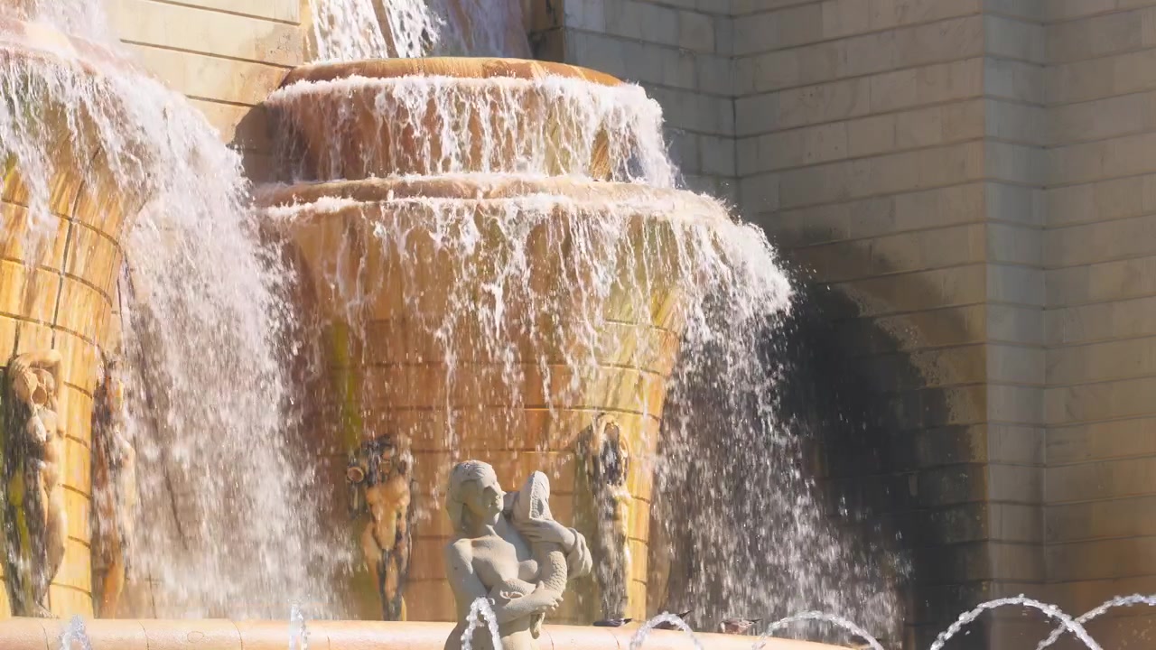 Cascada en cámara lenta en Fonte Luminosa, Lisboa, Portugal.