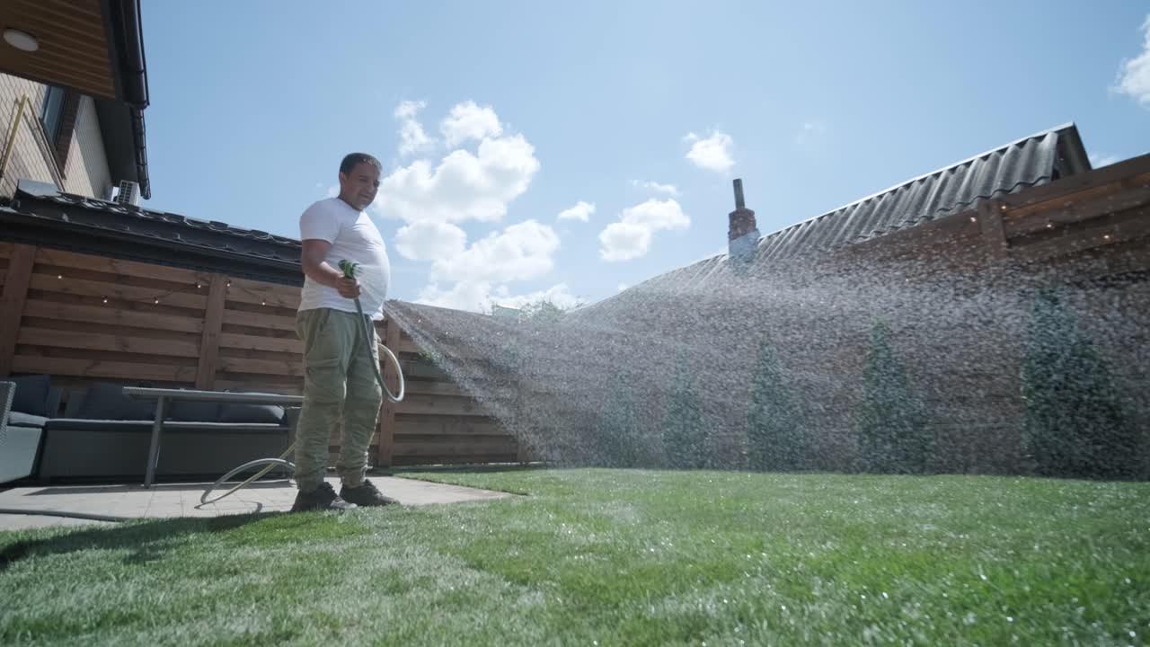 정원사 가 자연 잔디 잔디 를 굴러 놓고 있다
