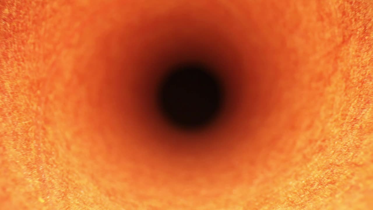 sacando la cubierta de un rodillo de pintura